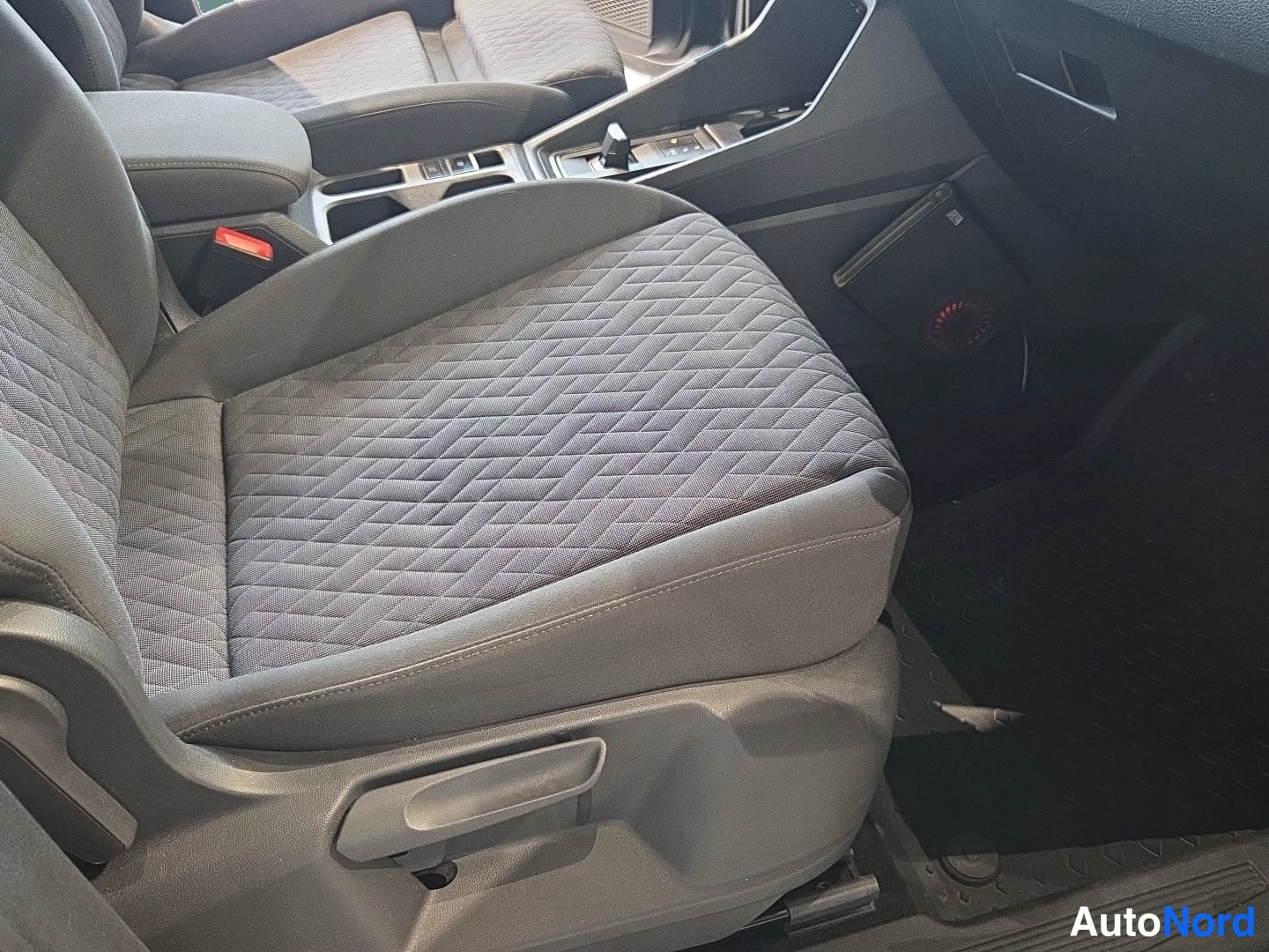 Musta Volkswagen Caddy 2024, etuistuimet, kuva 8