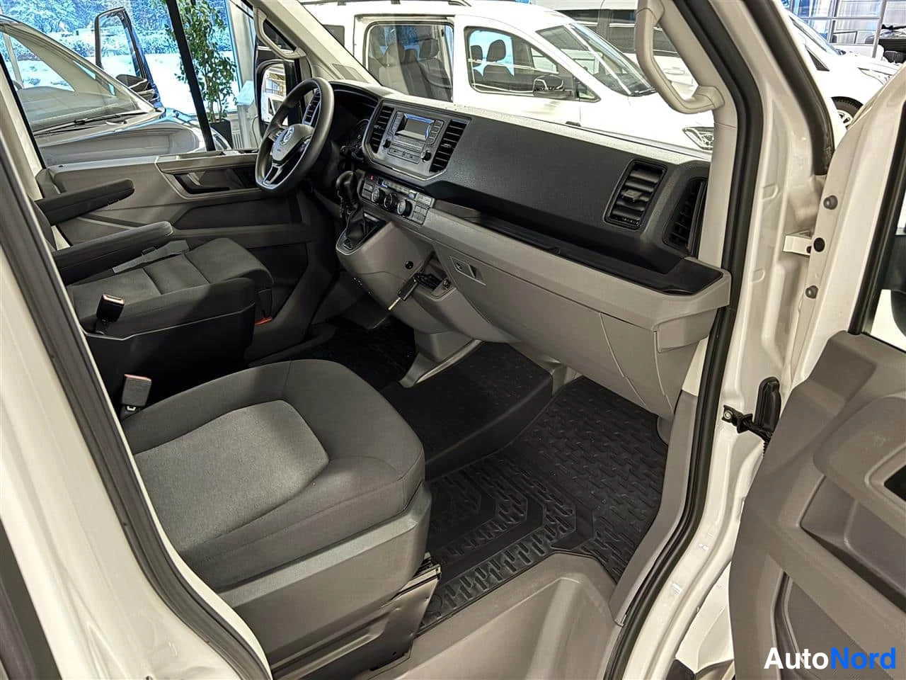 Valkoinen Volkswagen Crafter 2020, ohjaamo, kuva 9