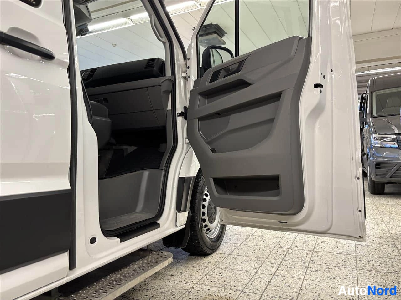 Valkoinen Volkswagen Crafter 2020, yksityiskohta, kuva 19