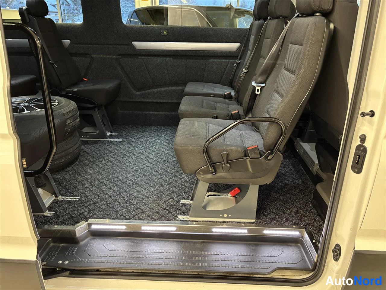 Valkoinen Volkswagen Crafter 2020, takaistuimet, kuva 14