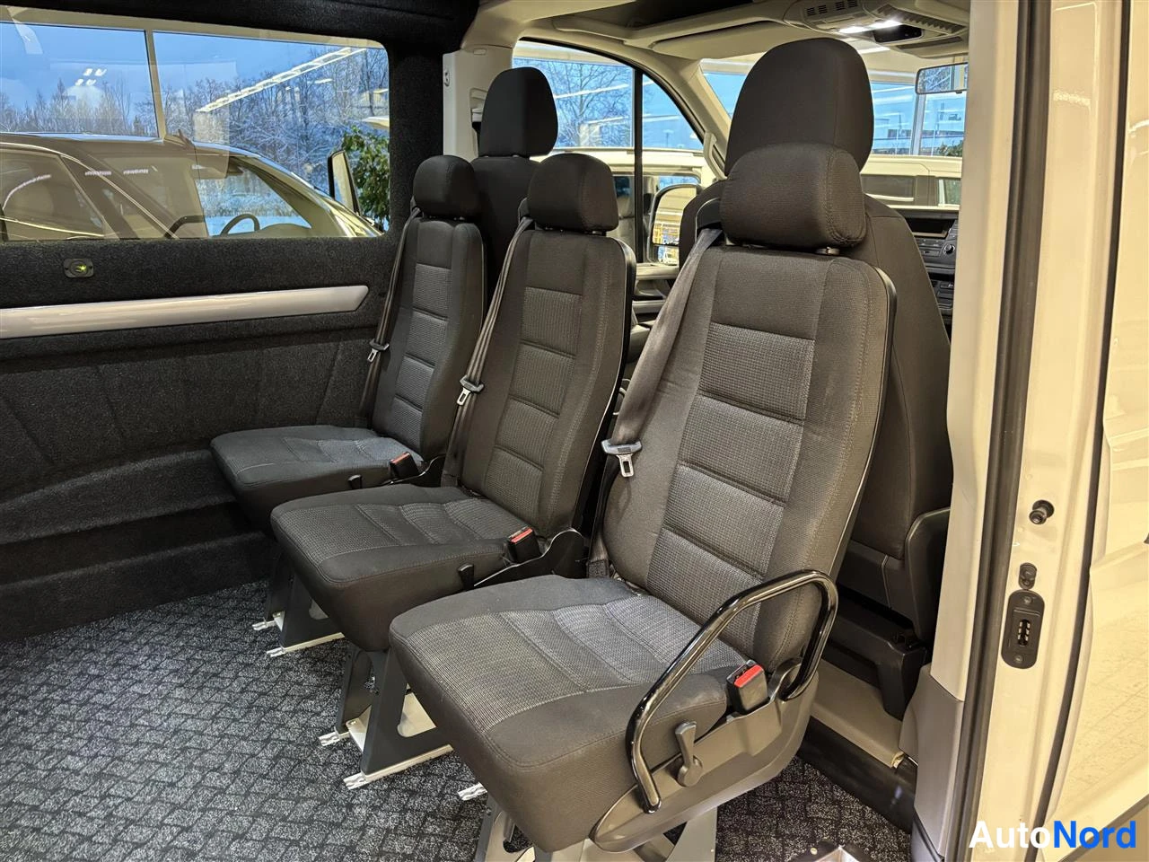 Valkoinen Volkswagen Crafter 2020, takaistuimet, kuva 15
