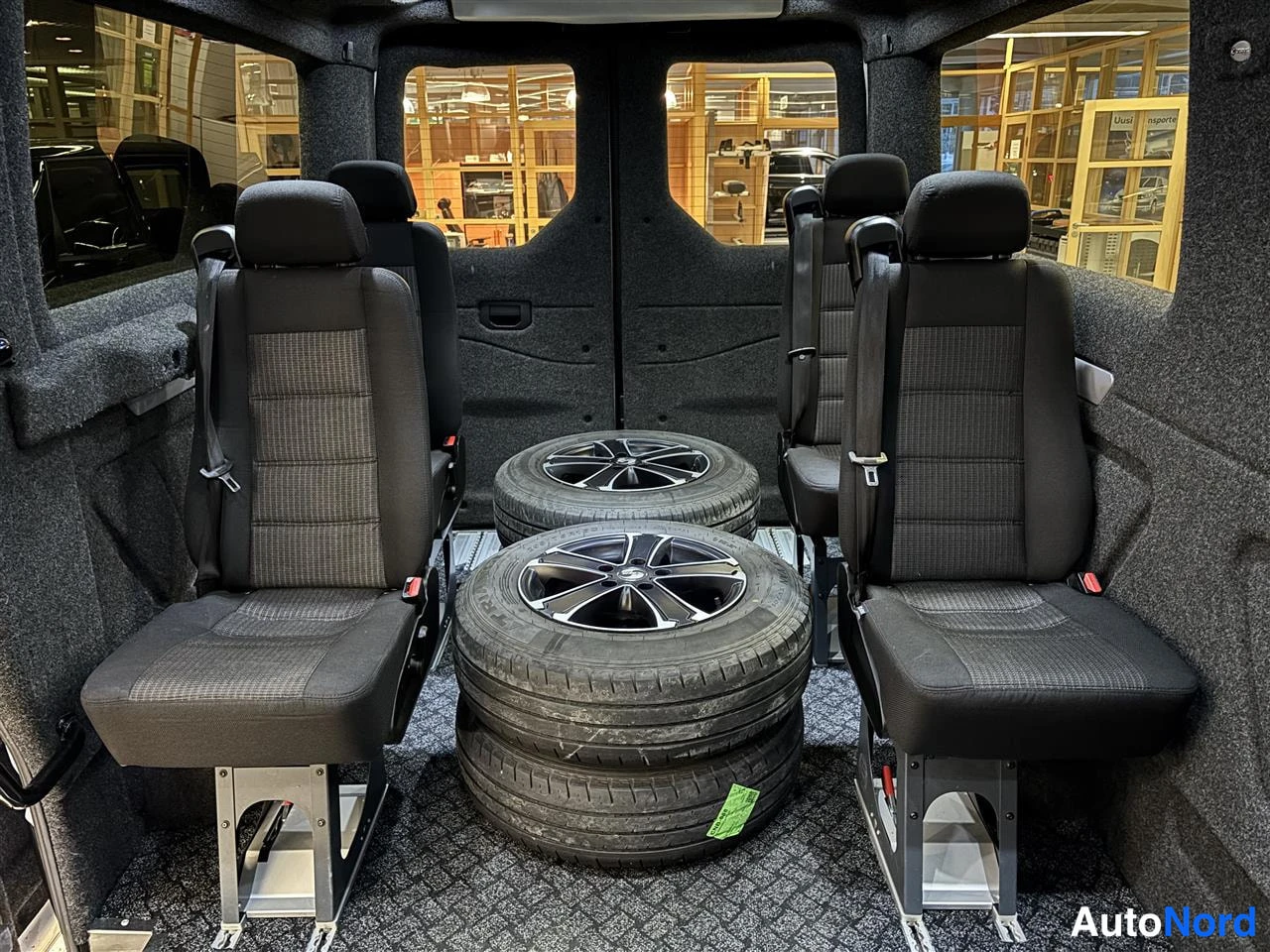 Valkoinen Volkswagen Crafter 2020, takaistuimet, kuva 16
