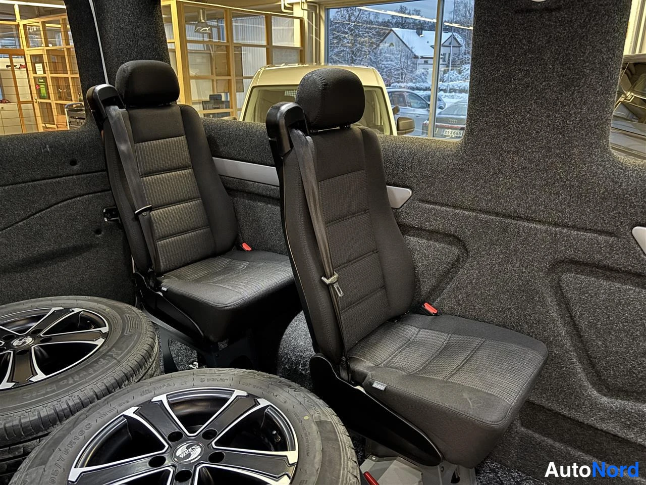 Valkoinen Volkswagen Crafter 2020, takaistuimet, kuva 17