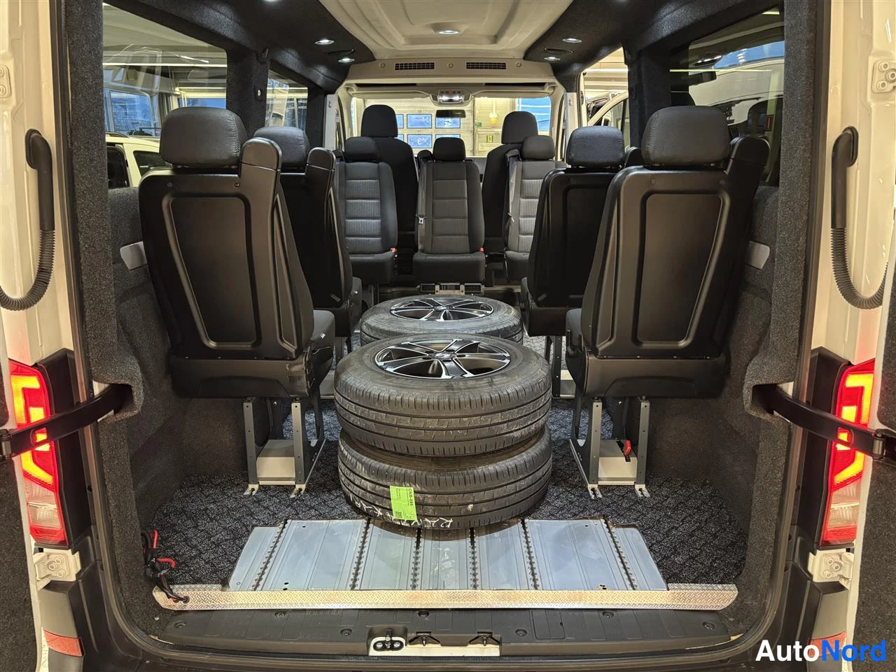 Valkoinen Volkswagen Crafter 2020, takaistuimet, kuva 18