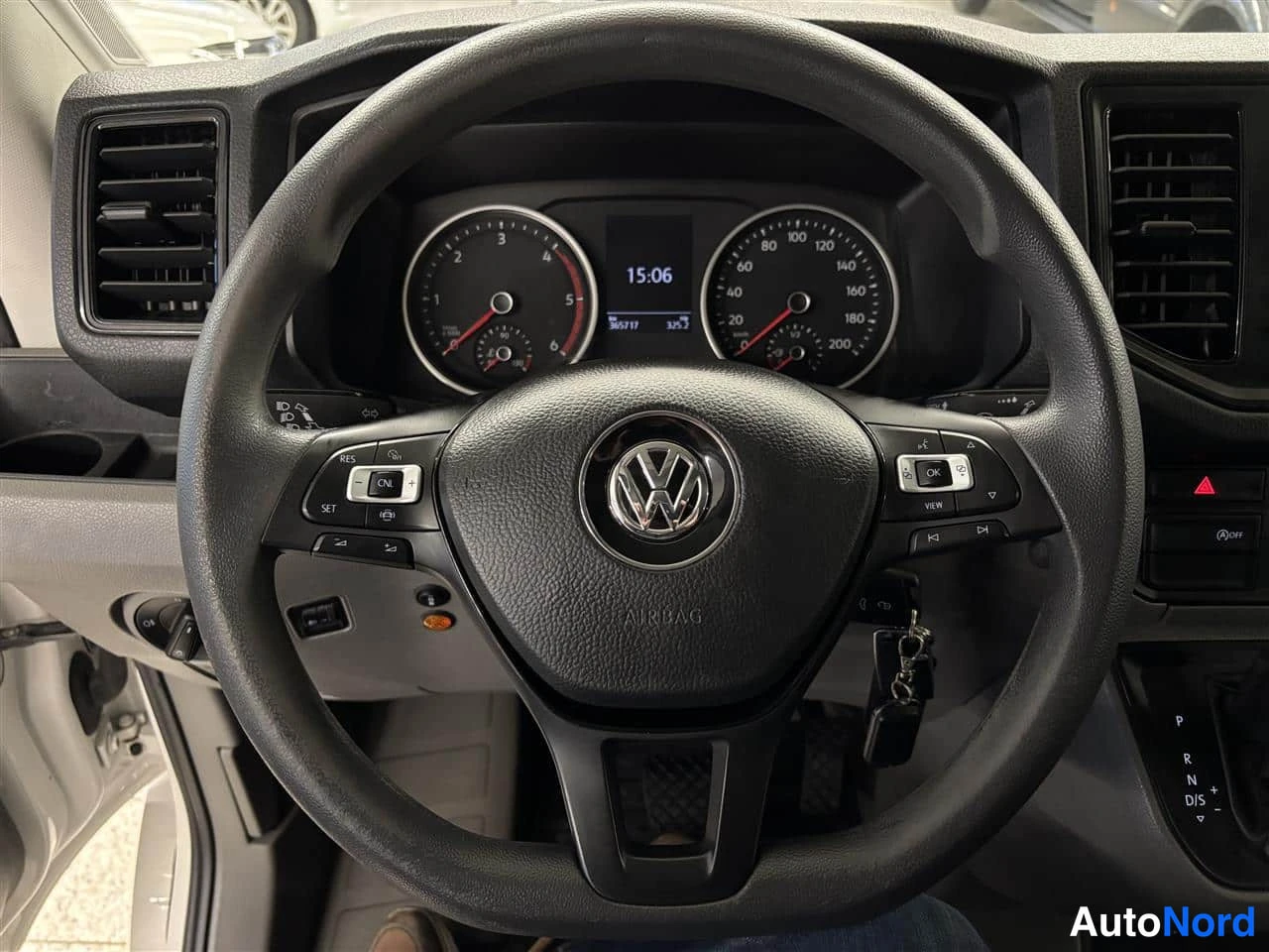 Valkoinen Volkswagen Crafter 2020, ohjaamo, kuva 10