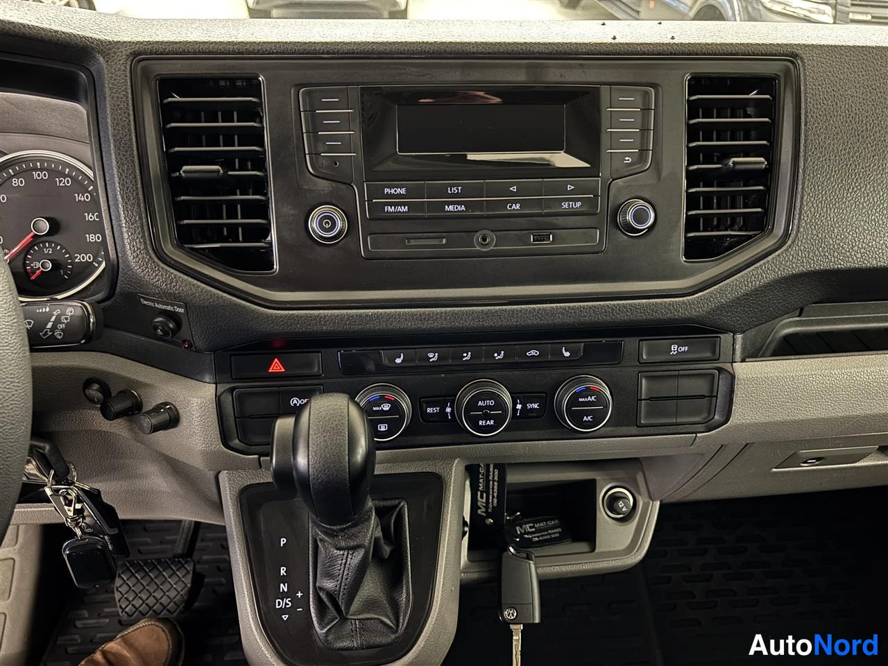 Valkoinen Volkswagen Crafter 2020, ohjaamo, kuva 11