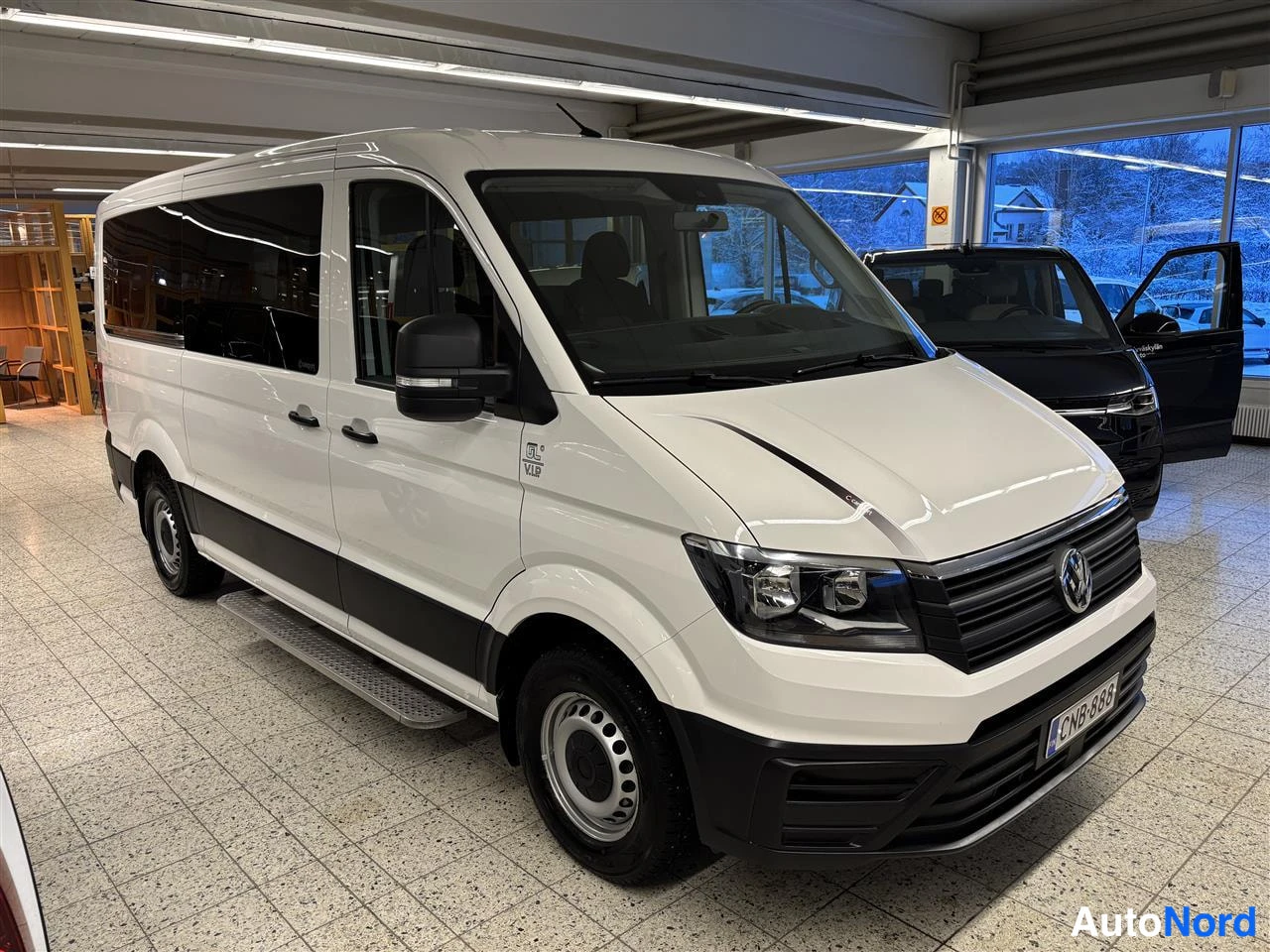 Valkoinen Volkswagen Crafter 2020, etuviisto, keula oikealle, kuva 2