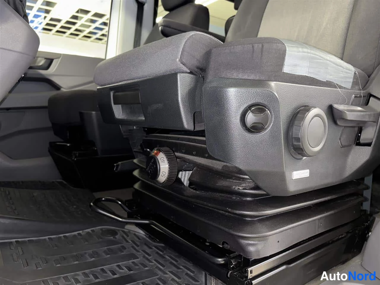 Valkoinen Volkswagen Crafter 2020, yksityiskohta, kuva 23