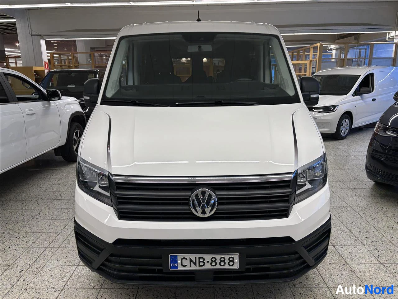 Valkoinen Volkswagen Crafter 2020, edestä, kuva 3