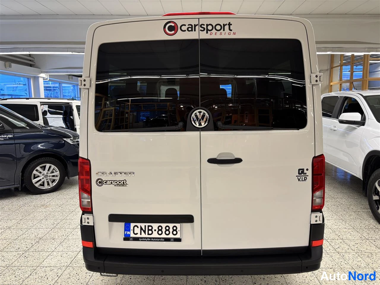 Valkoinen Volkswagen Crafter 2020, takaa, kuva 6