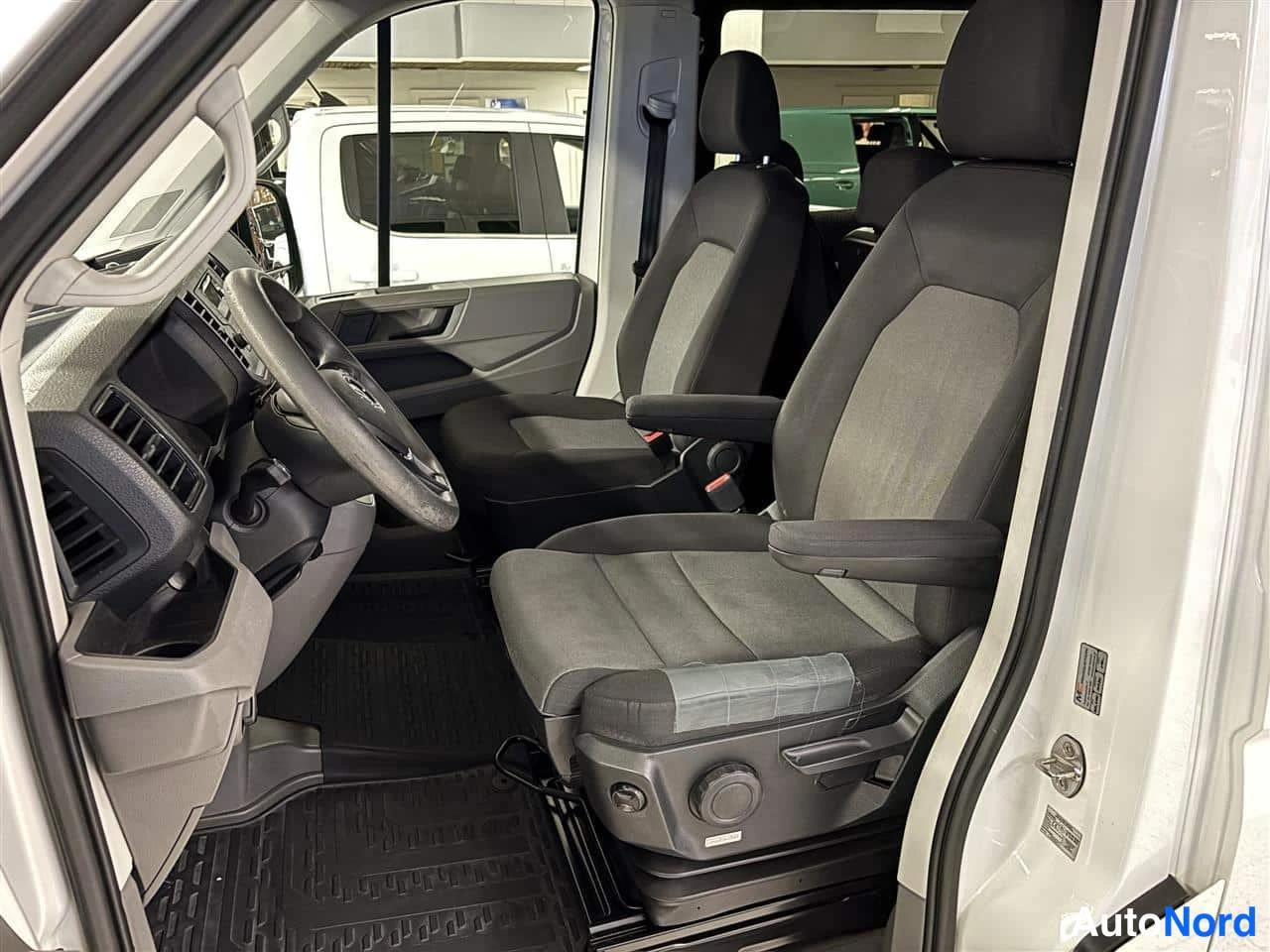 Valkoinen Volkswagen Crafter 2020, etuistuimet, kuva 12