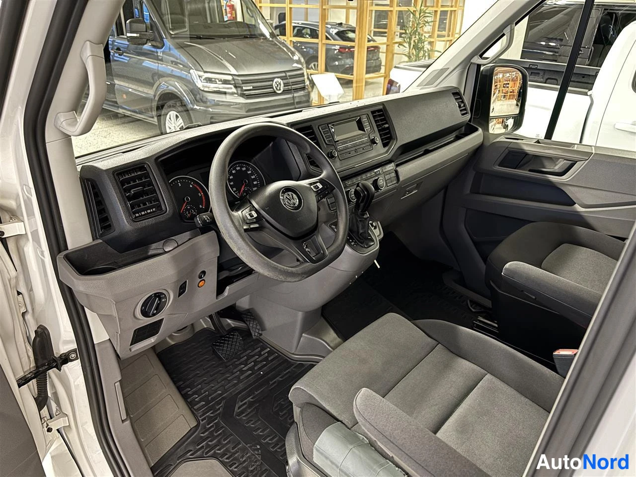 Valkoinen Volkswagen Crafter 2020, ohjaamo, kuva 7