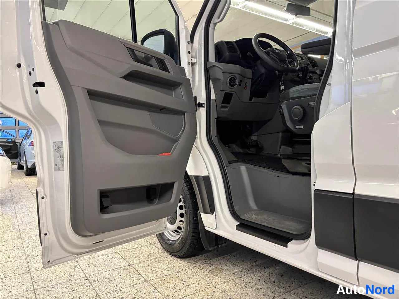 Valkoinen Volkswagen Crafter 2020, ohjaamo, kuva 8