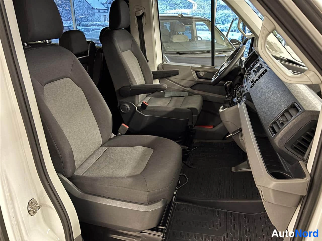 Valkoinen Volkswagen Crafter 2020, etuistuimet, kuva 13