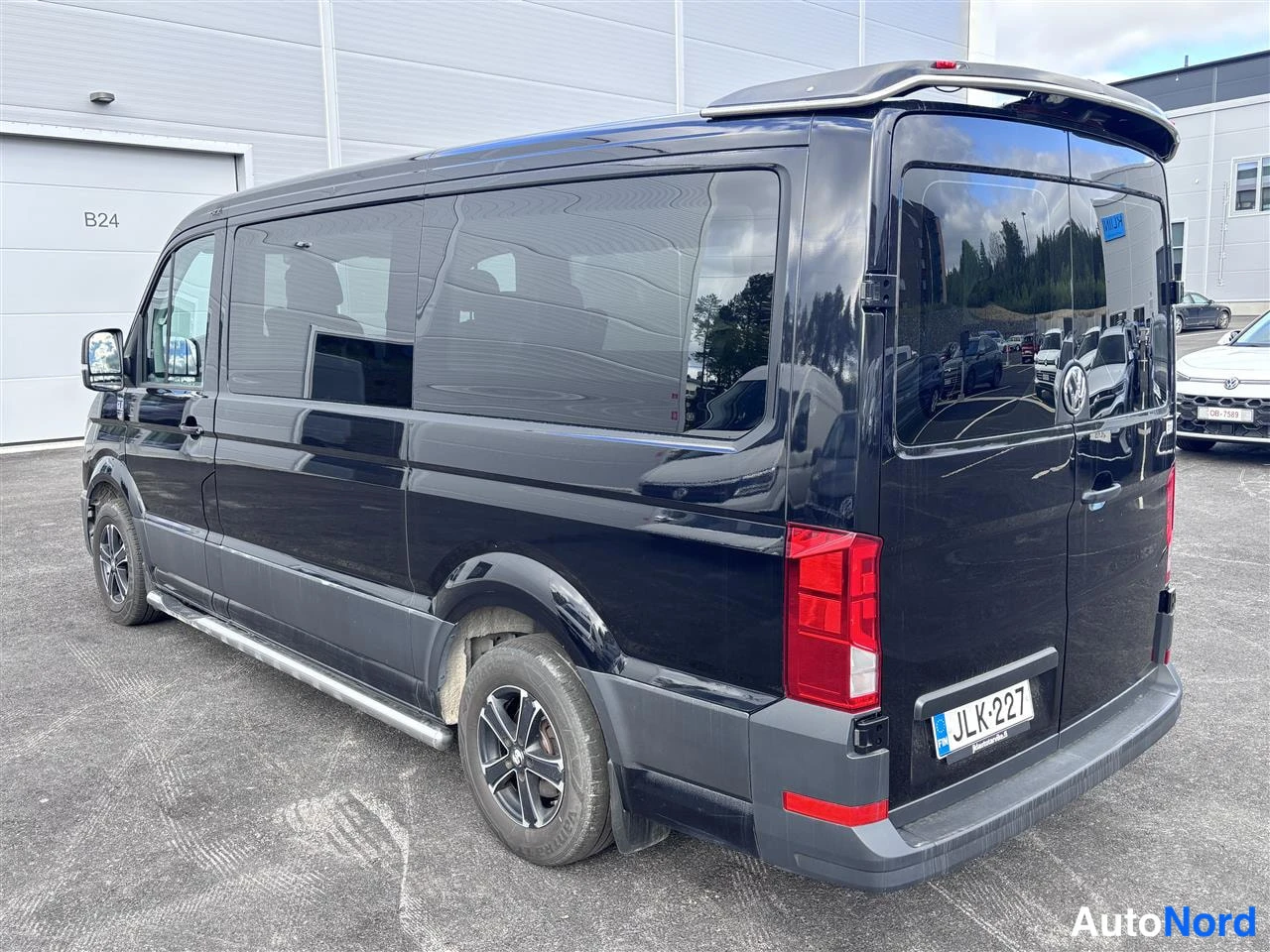 Musta Volkswagen Crafter 2020, takaviisto, kuva 4