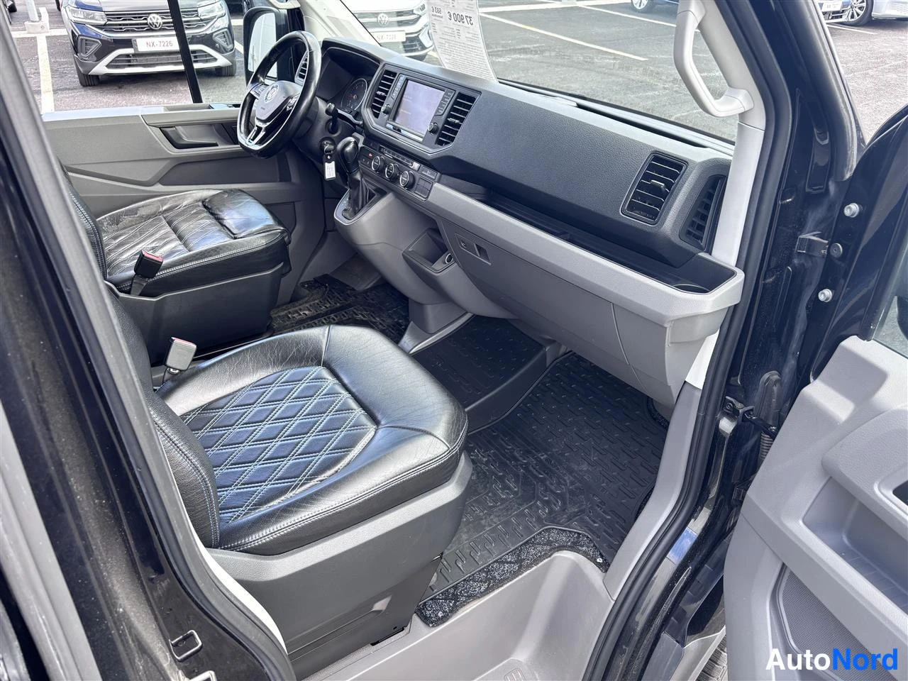 Musta Volkswagen Crafter 2020, ohjaamo, kuva 12