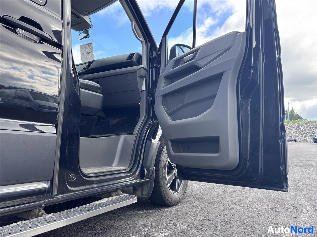Musta Volkswagen Crafter 2020, ohjaamo, kuva 13