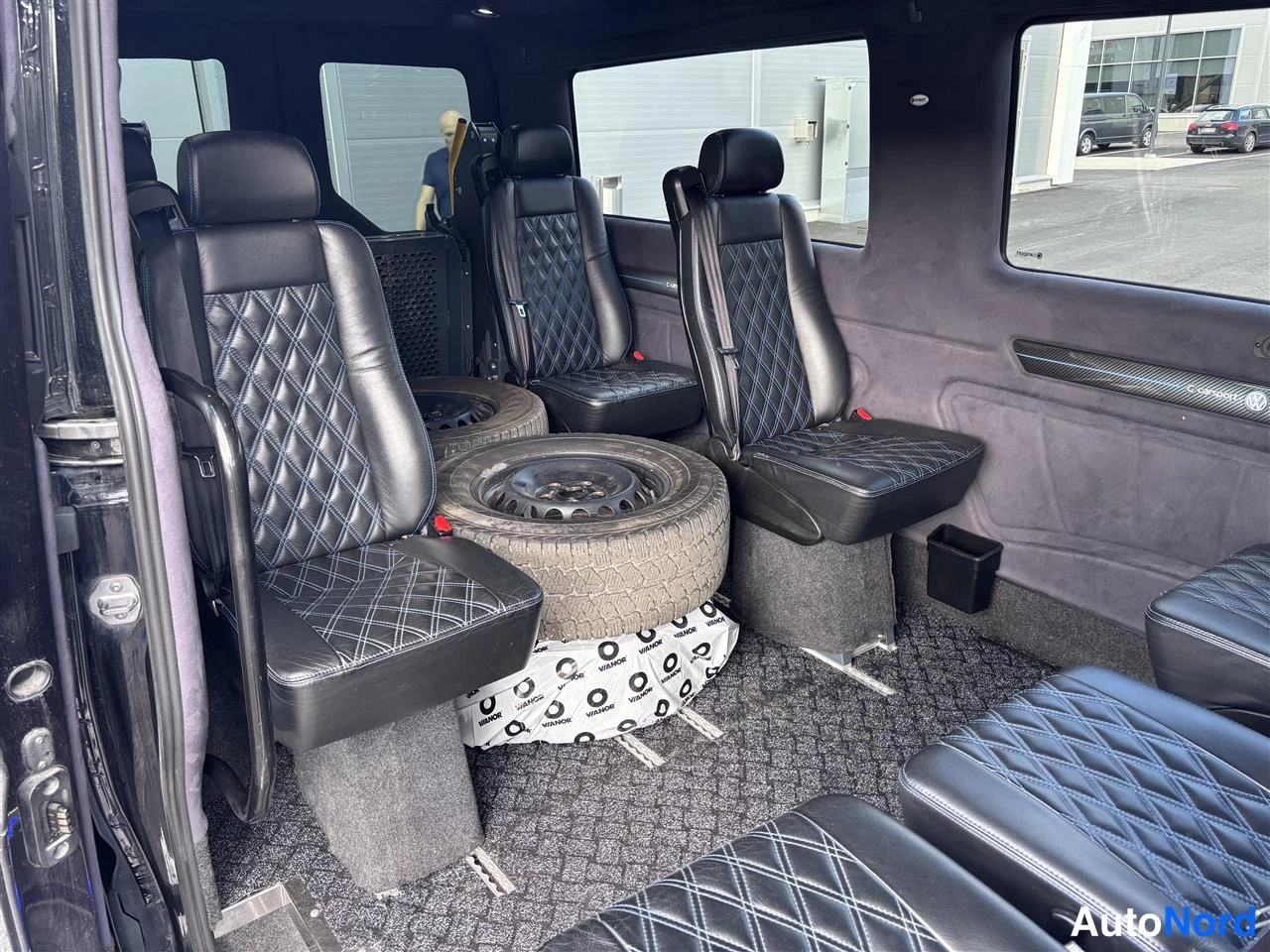 Musta Volkswagen Crafter 2020, takaistuimet, kuva 17