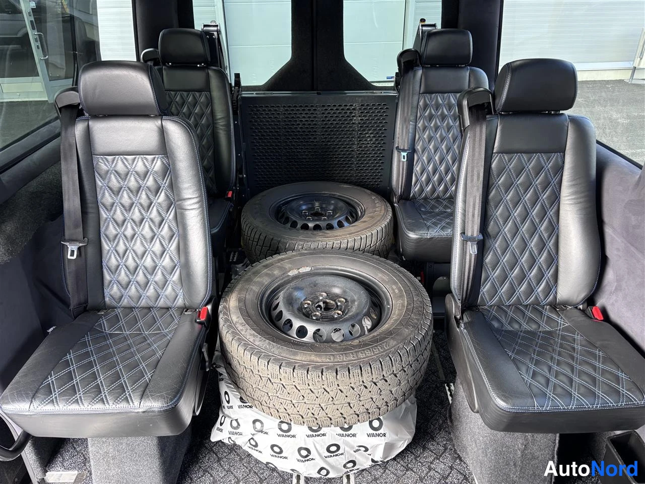 Musta Volkswagen Crafter 2020, takaistuimet, kuva 18