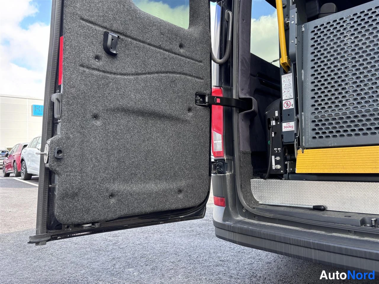 Musta Volkswagen Crafter 2020, yksityiskohta, kuva 26