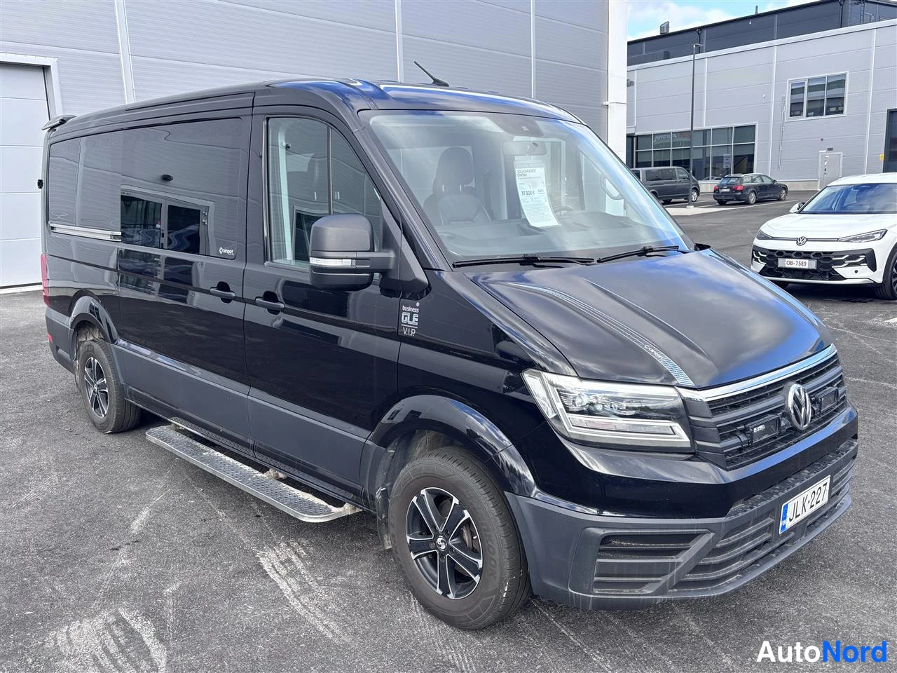 Musta Volkswagen Crafter 2020, etuviisto, keula oikealle, kuva 2