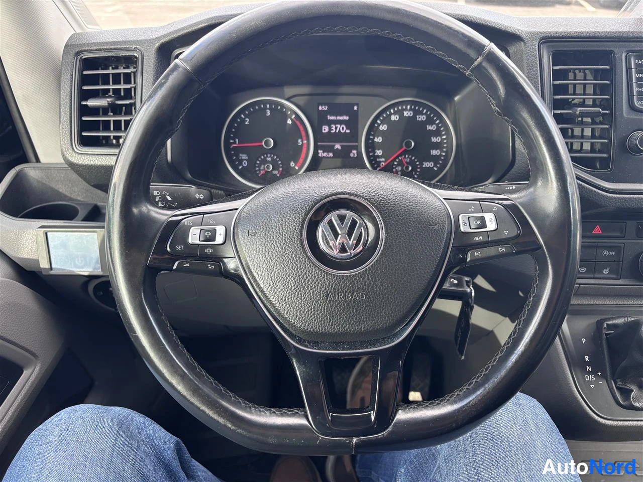 Musta Volkswagen Crafter 2020, ohjaamo, kuva 7