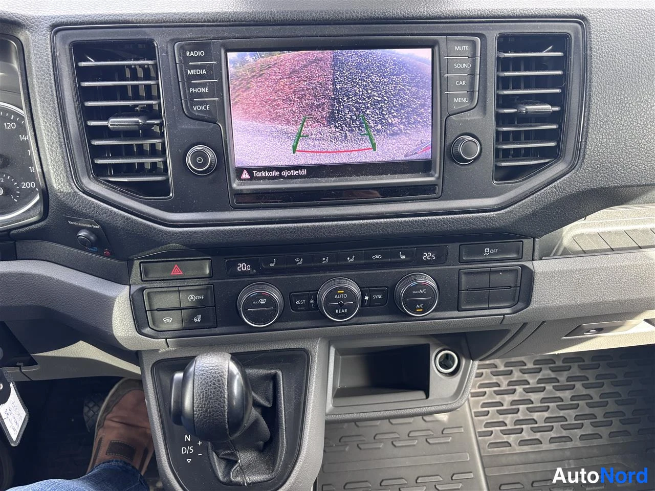 Musta Volkswagen Crafter 2020, ohjaamo, kuva 8