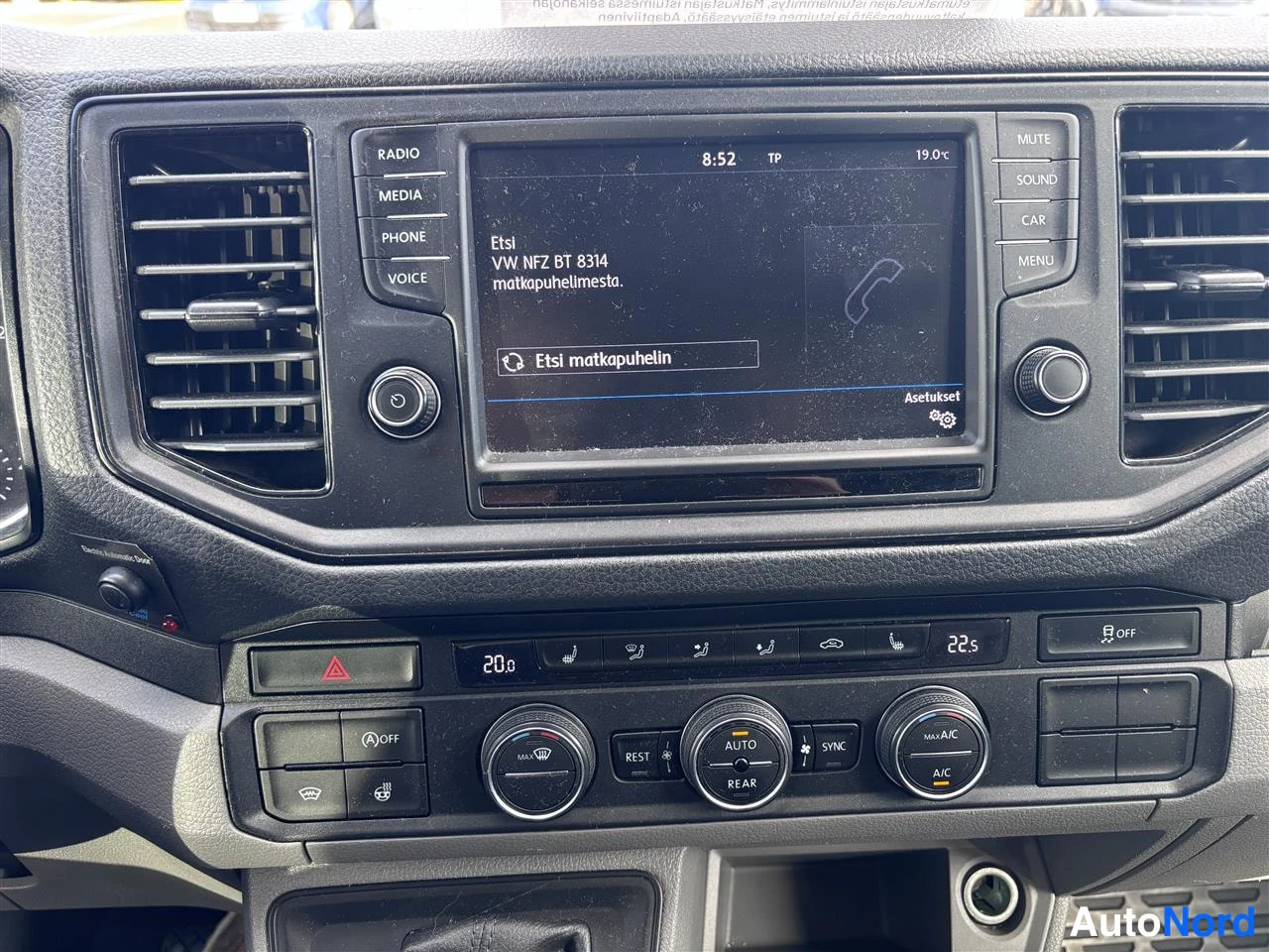 Musta Volkswagen Crafter 2020, ohjaamo, kuva 9