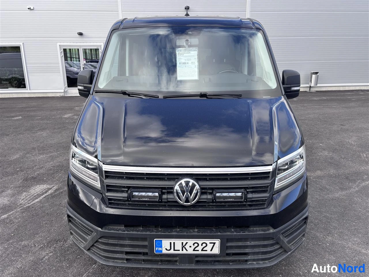 Musta Volkswagen Crafter 2020, edestä, kuva 3