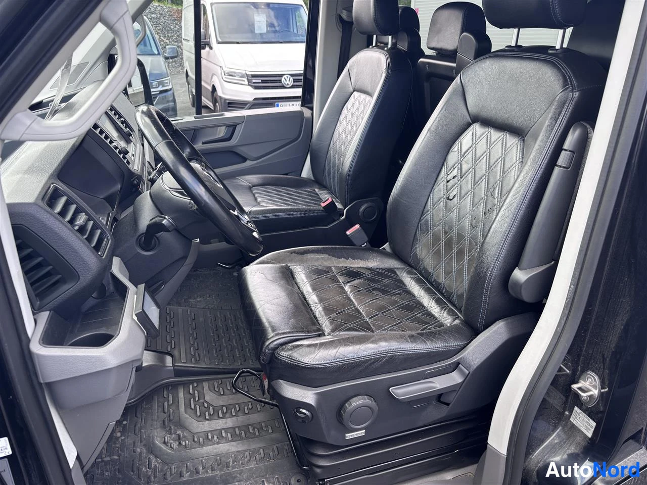 Musta Volkswagen Crafter 2020, etuistuimet, kuva 14