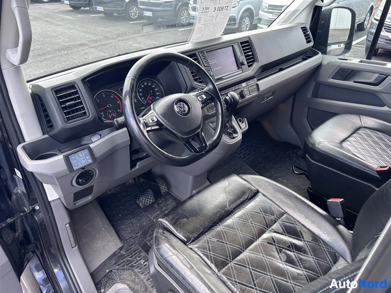 Musta Volkswagen Crafter 2020, ohjaamo, kuva 10