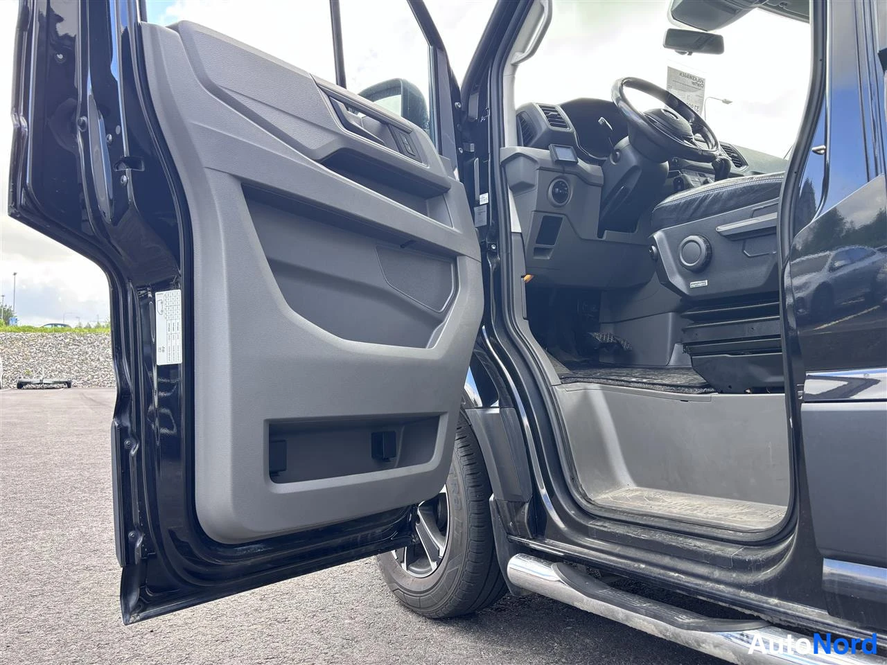 Musta Volkswagen Crafter 2020, ohjaamo, kuva 11