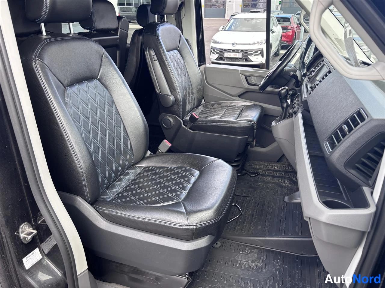 Musta Volkswagen Crafter 2020, etuistuimet, kuva 15