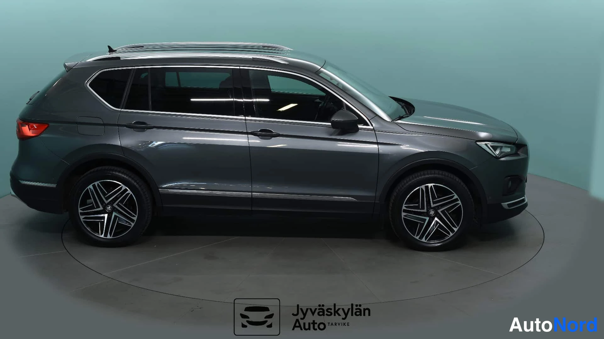 Harmaa Seat Tarraco 2020, etuviisto, keula oikealle, kuva 4