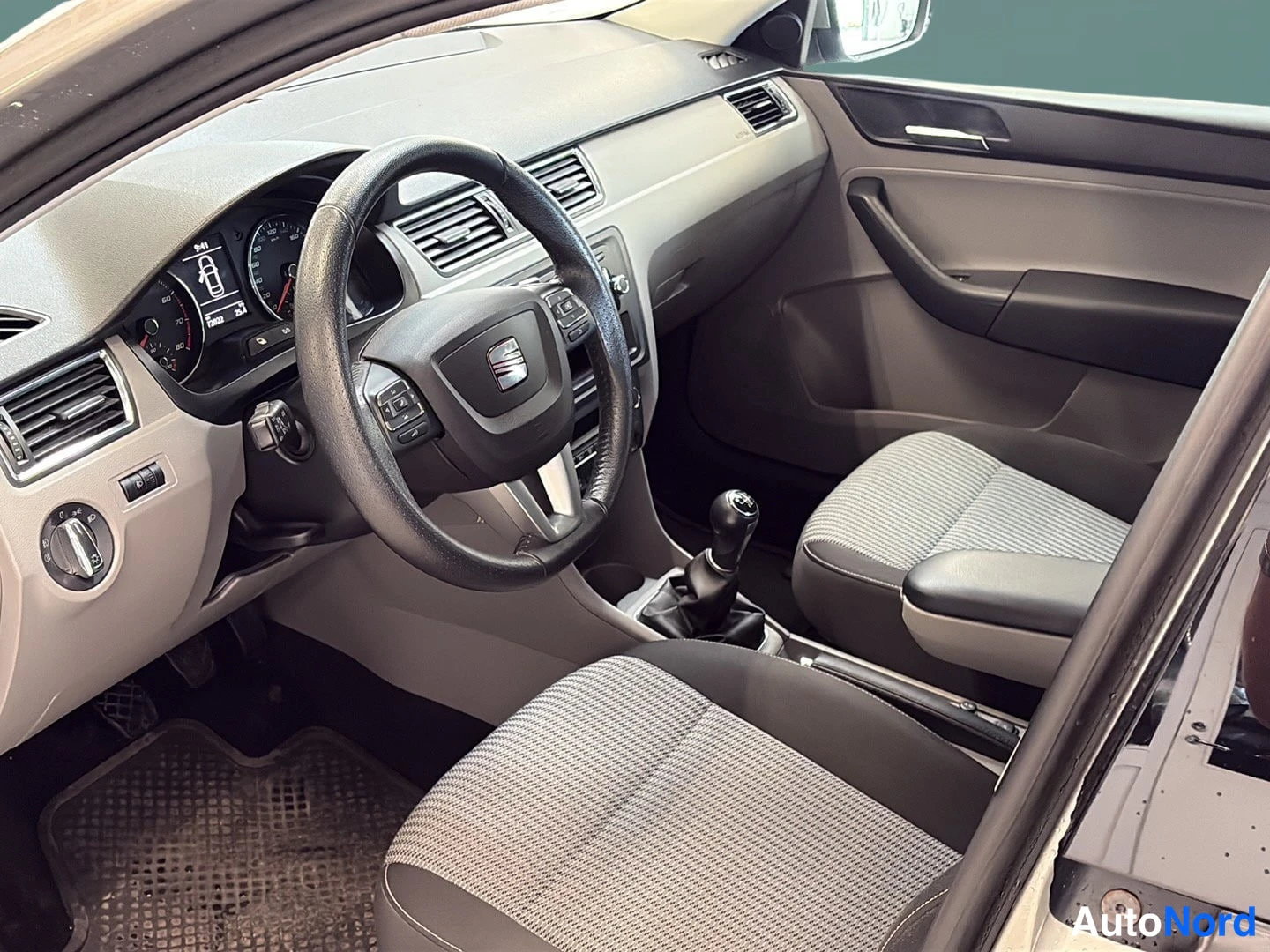 Beige Seat Toledo 2013, ohjaamo, kuva 7