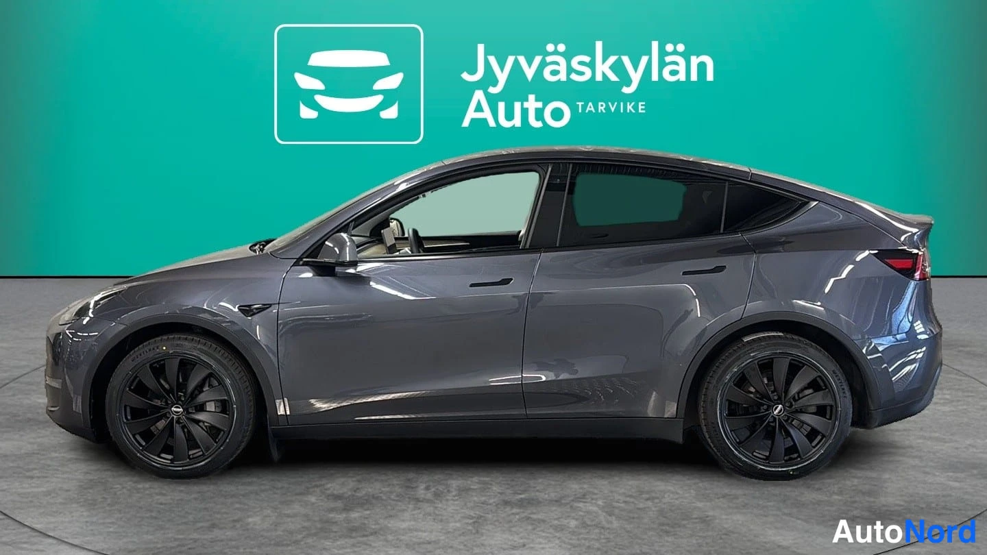 Harmaa Tesla Model Y 2021, sivulta, kuva 5