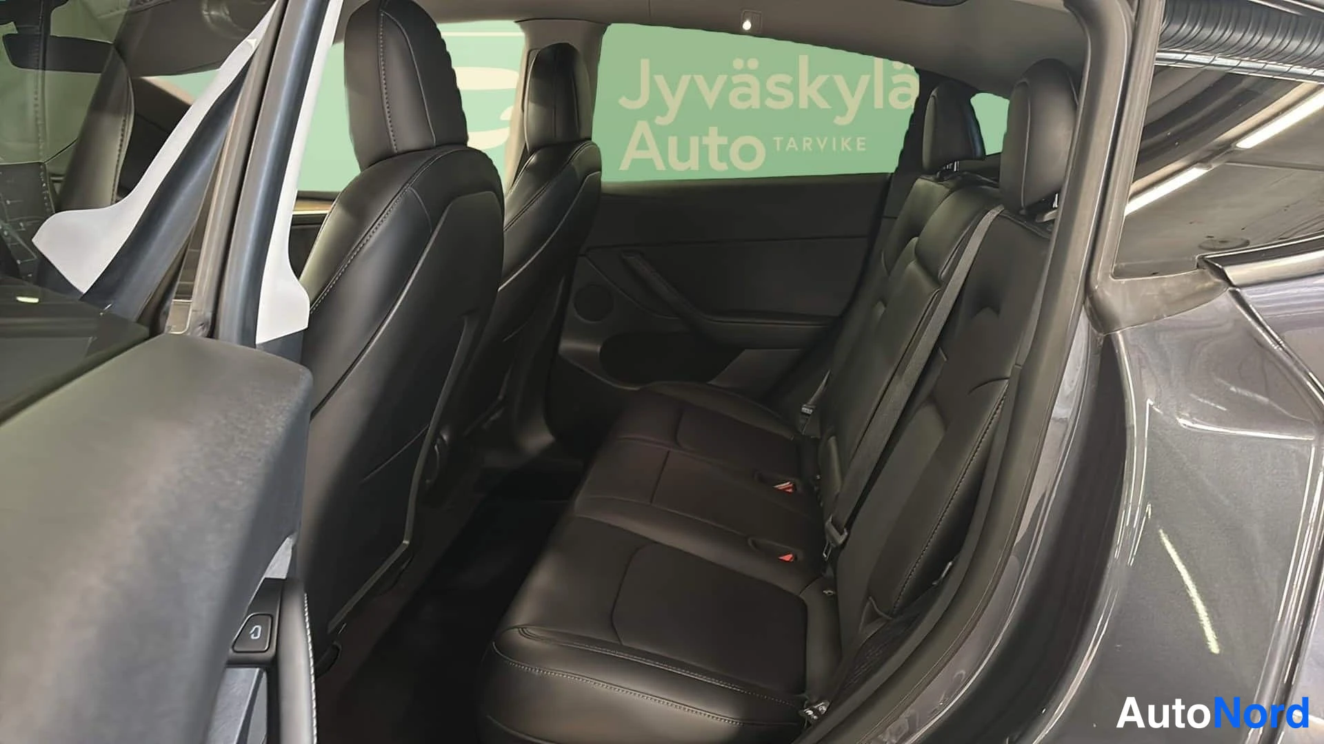 Harmaa Tesla Model Y 2021, takaistuimet, kuva 14