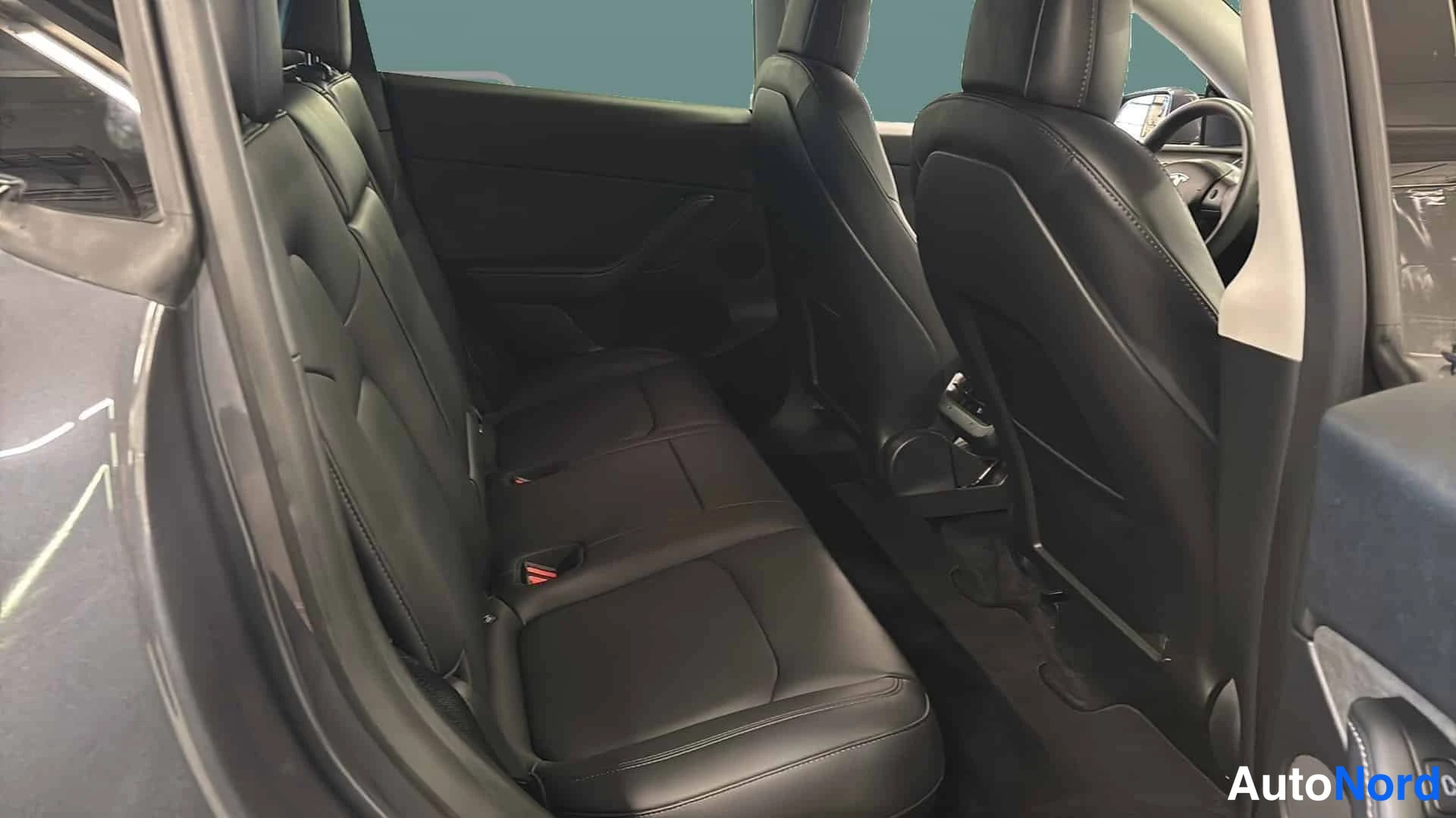 Harmaa Tesla Model Y 2021, takaistuimet, kuva 13