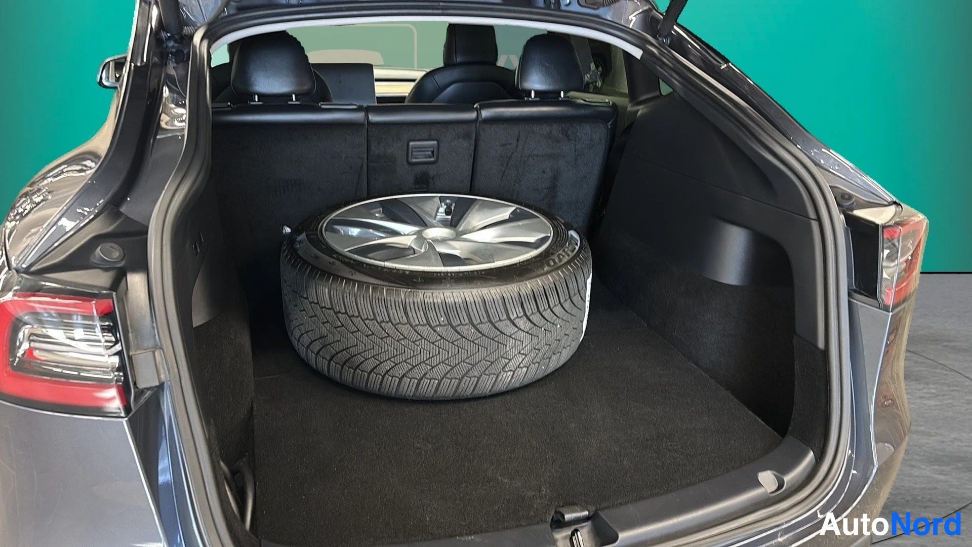 Harmaa Tesla Model Y 2021, tavaratila, kuva 15