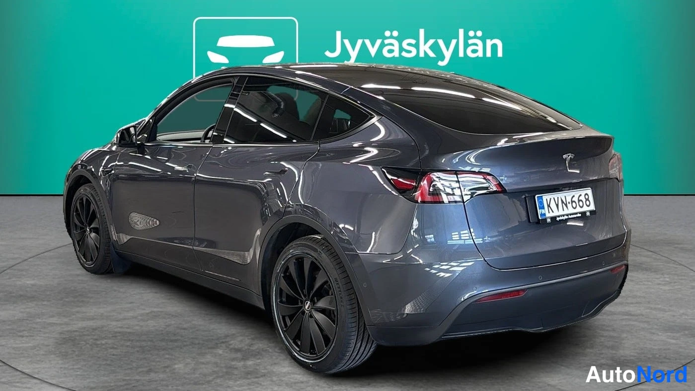 Harmaa Tesla Model Y 2021, takaviisto, kuva 6