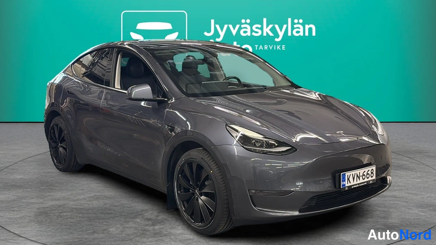 Harmaa Tesla Model Y 2021, etuviisto, keula oikealle, kuva 3