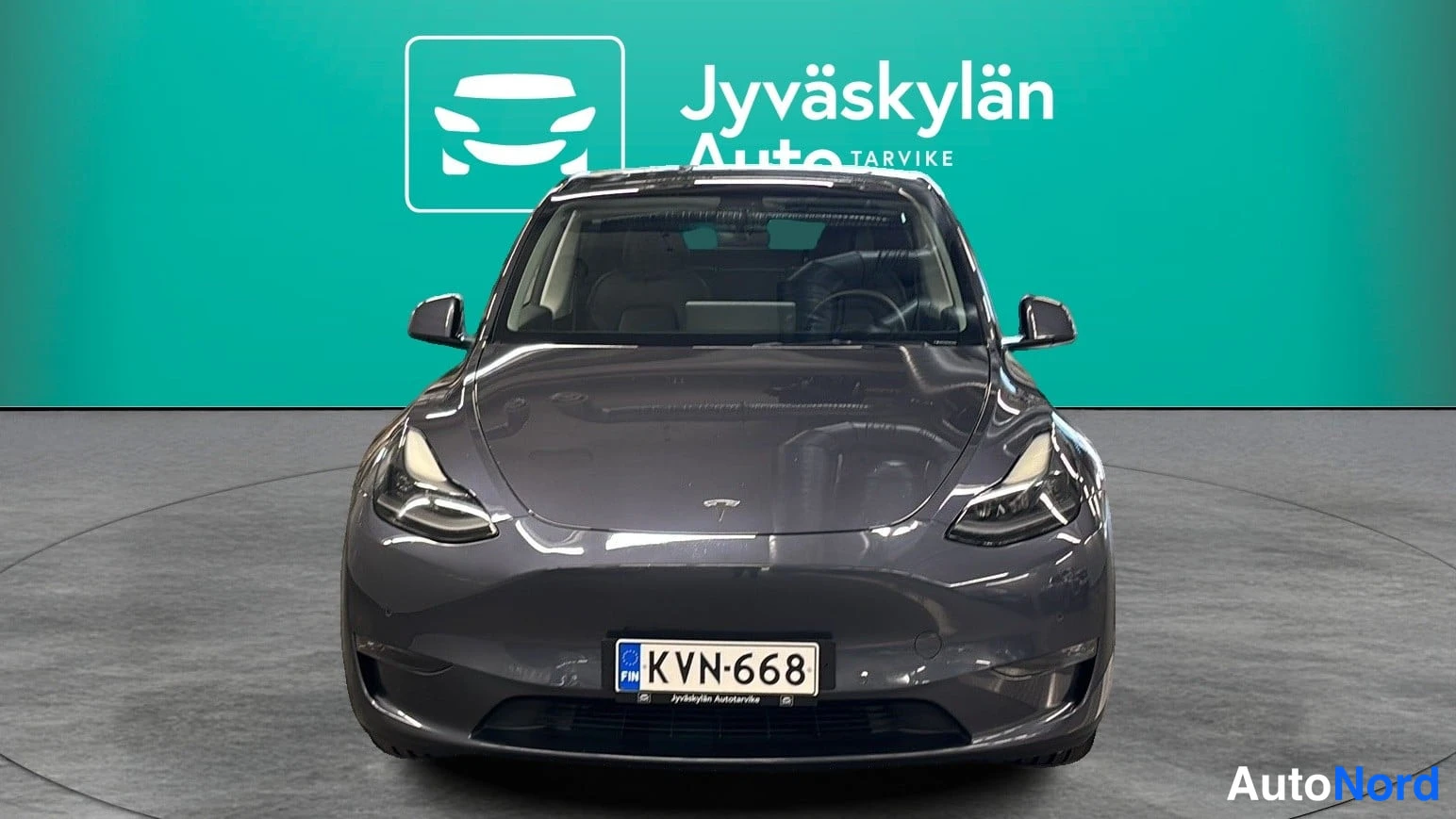 Harmaa Tesla Model Y 2021, edestä, kuva 4