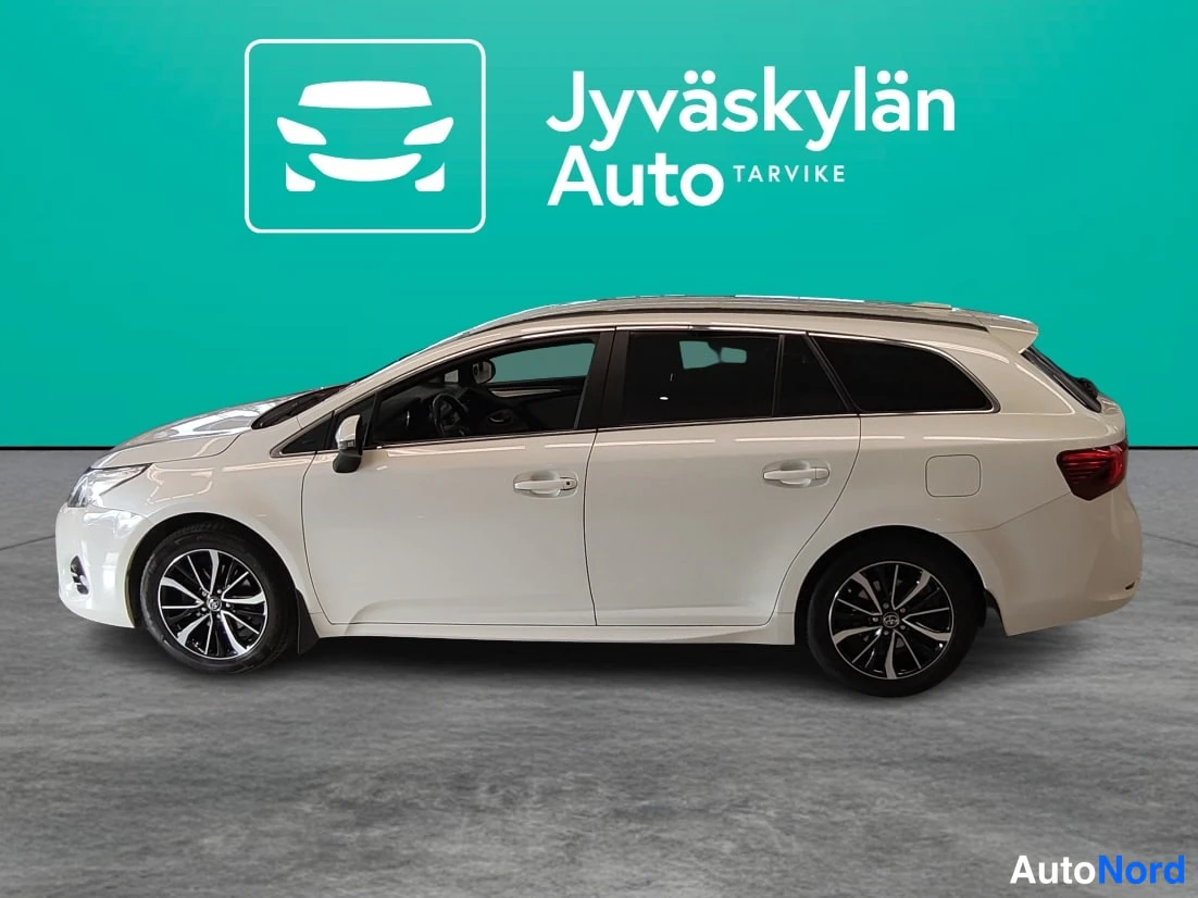 White Toyota Avensis 2018, rear three-quarter, photo 4