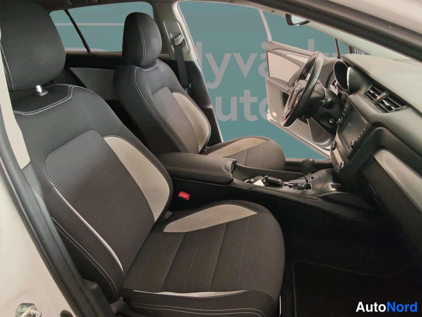 White Toyota Avensis 2018, front seats, photo 13