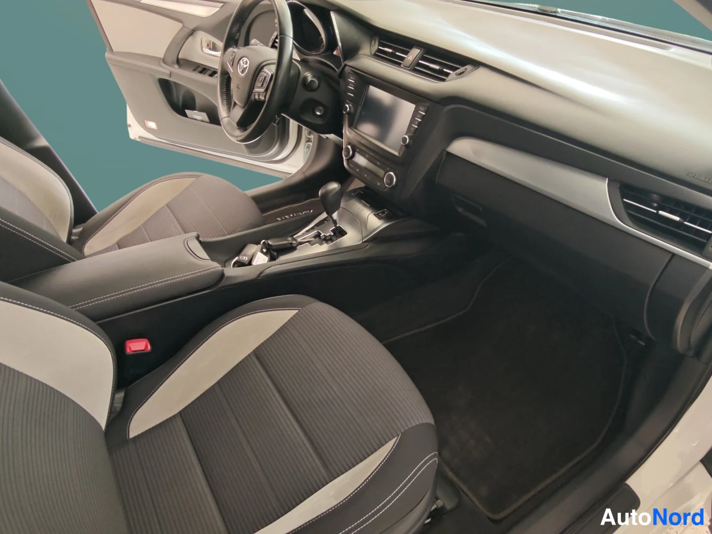 White Toyota Avensis 2018, cockpit, photo 12