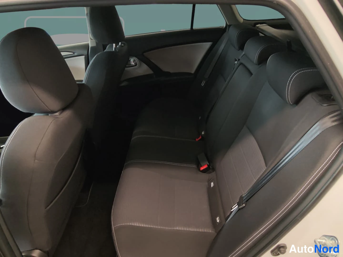 White Toyota Avensis 2018, rear seats, photo 14