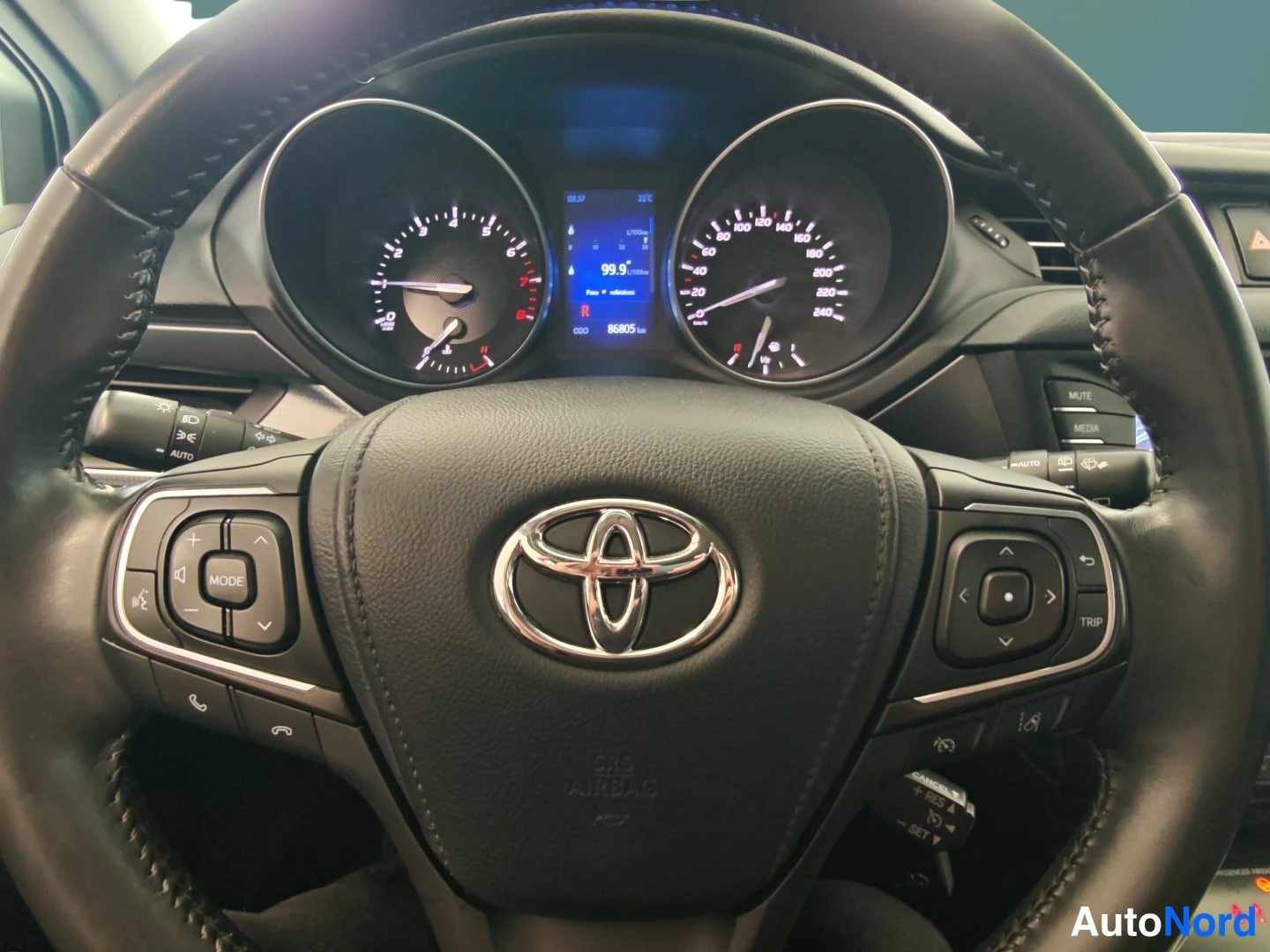 White Toyota Avensis 2018, cockpit, photo 9