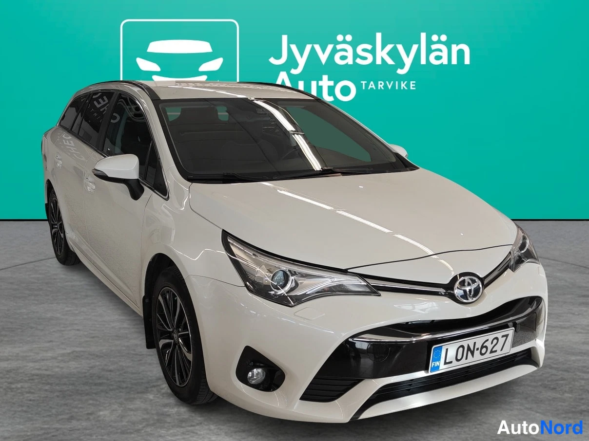 White Toyota Avensis 2018, front three-quarter, nose to the right, photo 2