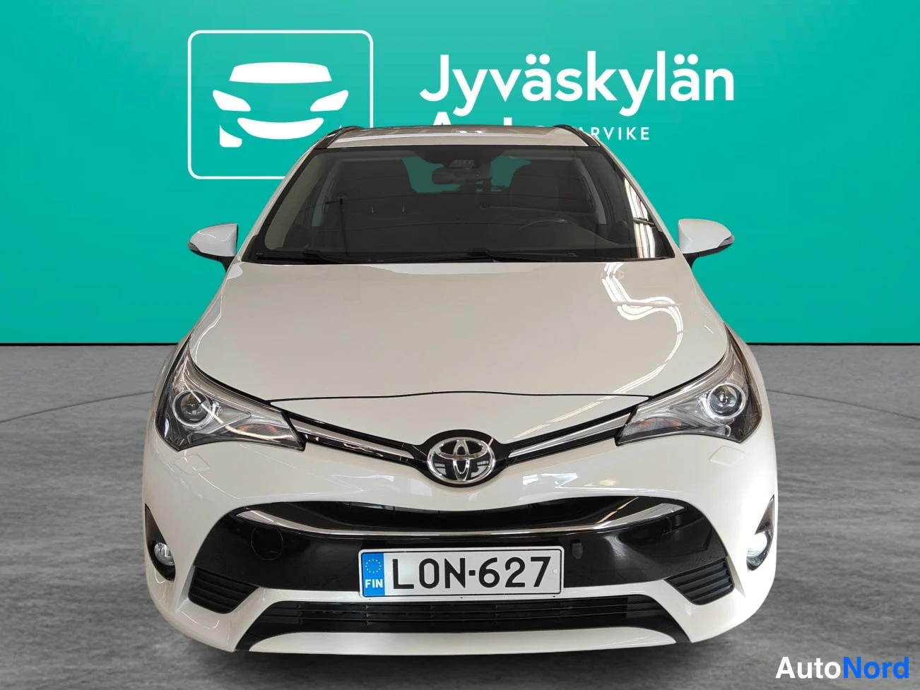 White Toyota Avensis 2018, front, photo 3