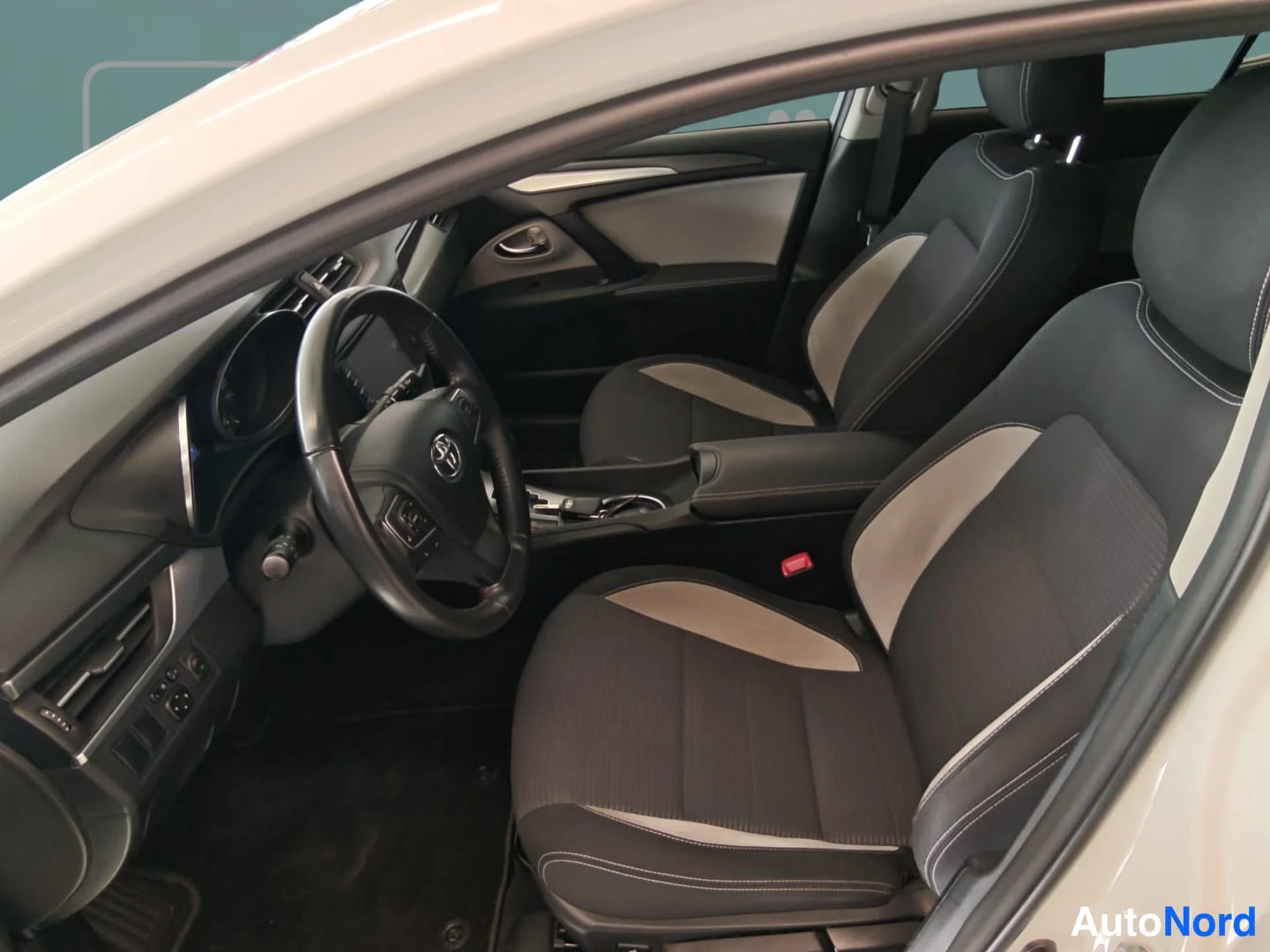 White Toyota Avensis 2018, cockpit, photo 10